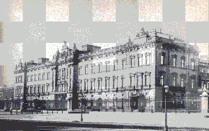 The east front of Buckingham Palace was completed in 1850. Seen here in 1910, it was remodeled to its present form in 1913
