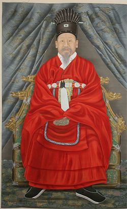 Portrait of Emperor Gojong, Yi Haeung wearing Tongcheonggwan and Gangsapo. Portrait painted by Yi Hancheol and Yu Sook.