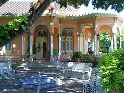 Home of Teresita Román de Zurek, well loved for her contributions to Colombian culture and its preservation, especially the city of Cartagena. Her work with the needy and the city itself earned her the title of "Honorary Mayor of the City of Cartagena de Indias" in 2006.