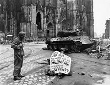 An American soldier and a destroyed Panther tank in front of the cathedral on 4 April 1945.
