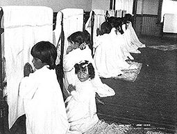 Little girls praying beside their beds, Phoenix Indian School, Arizona, June 1900.