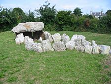 La Pouquelaye de Faldouet was constructed on a site on the East coast looking across to the Cotentin Peninsula.