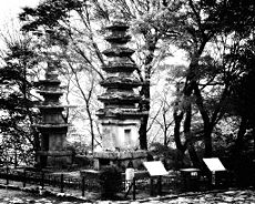Nammaetap, a pair of pagodas built in memory of a legendary monk and his adopted sister, a seven-story pagoda for the brother and a five-story pagoda for the sister.