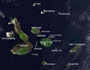 Satellite photo of the Galápagos islands overlaid with the Spanish names of the visible main islands.