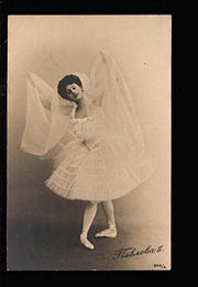 Anna Pavlova as Nikiya in the Grand Pas Classique of the Shades from Act III of the Petipa/Minkus La Bayadère, circa 1902