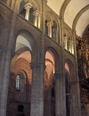 Santiago de Compostela has large columns constructed of drums, with attached shafts. pic G.Jansoone.