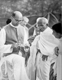 Mahadev Desai (left) reading out a letter to Gandhi from the viceroy at Birla House, Mumbai, April 7, 1939