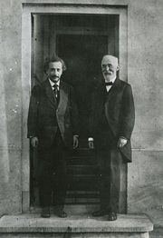 Albert Einstein and Hendrik Antoon Lorentz, photographed by Ehrenfest in front of his home in Leiden in 1921. Source: Museum Boerhaave, Leiden.