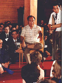 Rev. Moon meeting with missionaries, 1980's