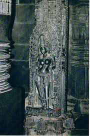 Sthamba buttalika, Chola influence in Hoysala art at Belur