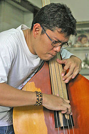 An example of the fingering to effect a pizzicato jazz bass technique