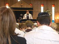 Reform rabbi leads congregation in prayers.