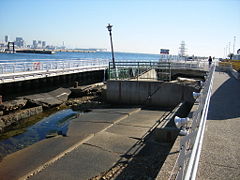 Damage from the Great Hanshin Earthquake preserved in a memorial