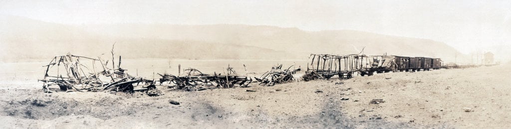Trem de munição alemão destruído pelo fogo da concha, c. 1918.
